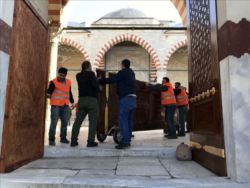 Asırlık kapıların ömrünü "özel ekip" uzatıyor