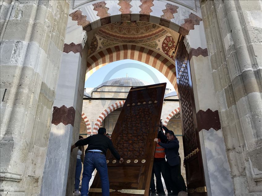 Asırlık kapıların ömrünü "özel ekip" uzatıyor