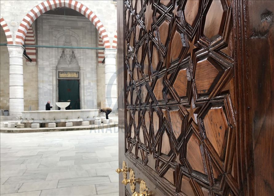Asırlık kapıların ömrünü "özel ekip" uzatıyor