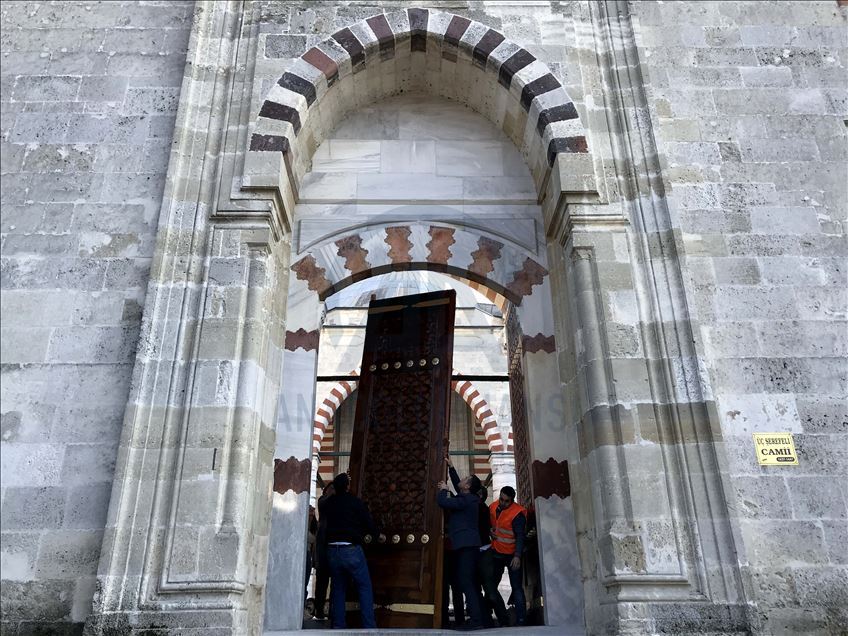 Asırlık kapıların ömrünü "özel ekip" uzatıyor