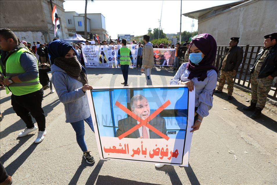 العراق.. المتظاهرون يصعّدون احتجاجاتهم ضد تكليف علاوي رئيسا للوزراء