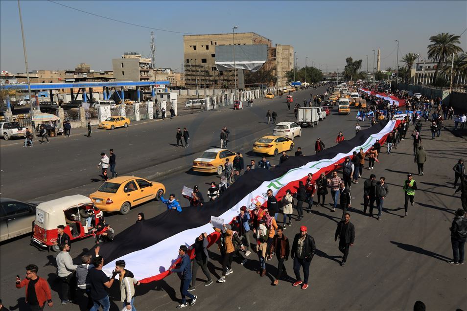 العراق.. المتظاهرون يصعّدون احتجاجاتهم ضد تكليف علاوي رئيسا للوزراء