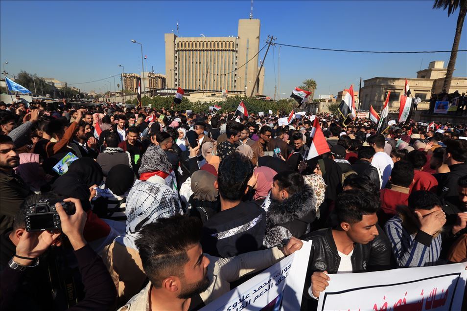 العراق.. المتظاهرون يصعّدون احتجاجاتهم ضد تكليف علاوي رئيسا للوزراء