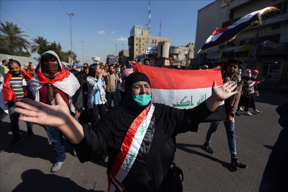 العراق.. المتظاهرون يصعّدون احتجاجاتهم ضد تكليف علاوي رئيسا للوزراء