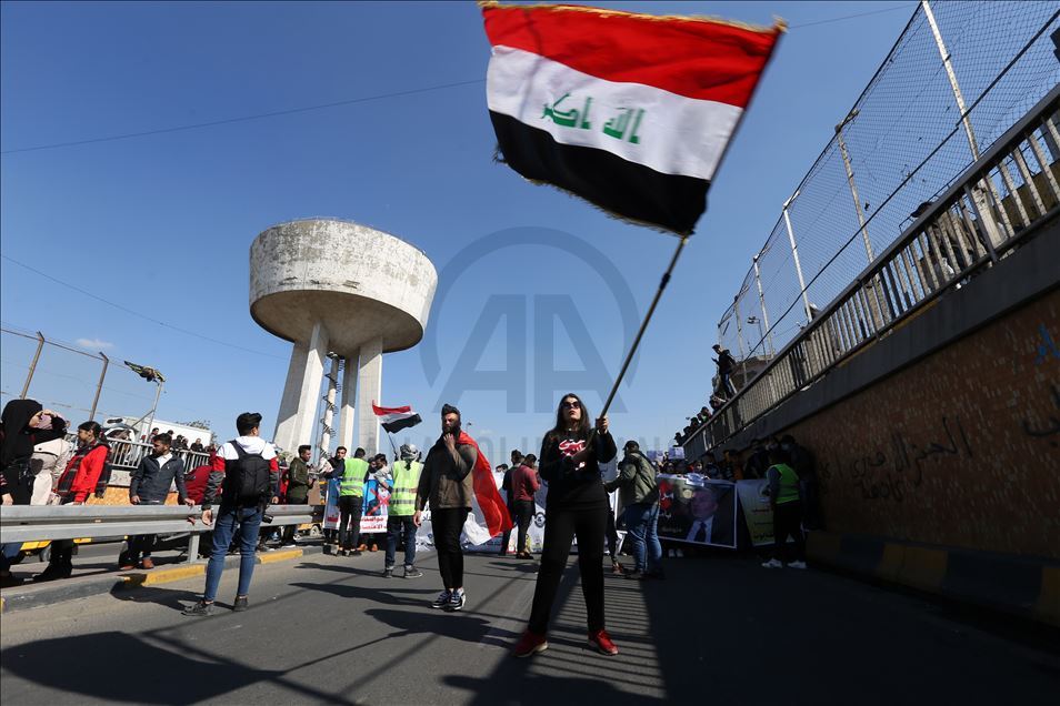 العراق.. المتظاهرون يصعّدون احتجاجاتهم ضد تكليف علاوي رئيسا للوزراء