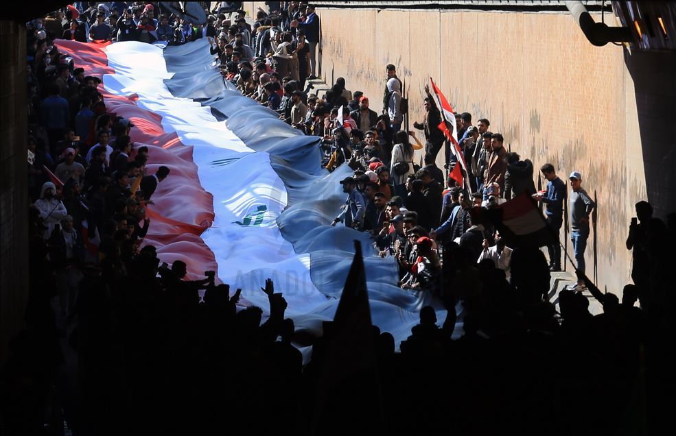 العراق.. المتظاهرون يصعّدون احتجاجاتهم ضد تكليف علاوي رئيسا للوزراء