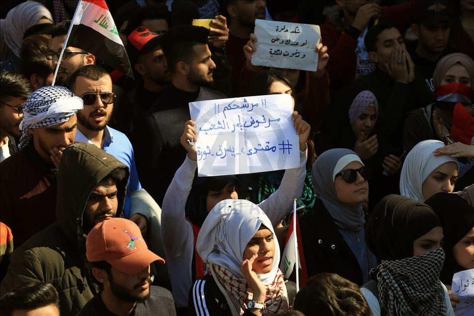 العراق.. المتظاهرون يصعّدون احتجاجاتهم ضد تكليف علاوي رئيسا للوزراء