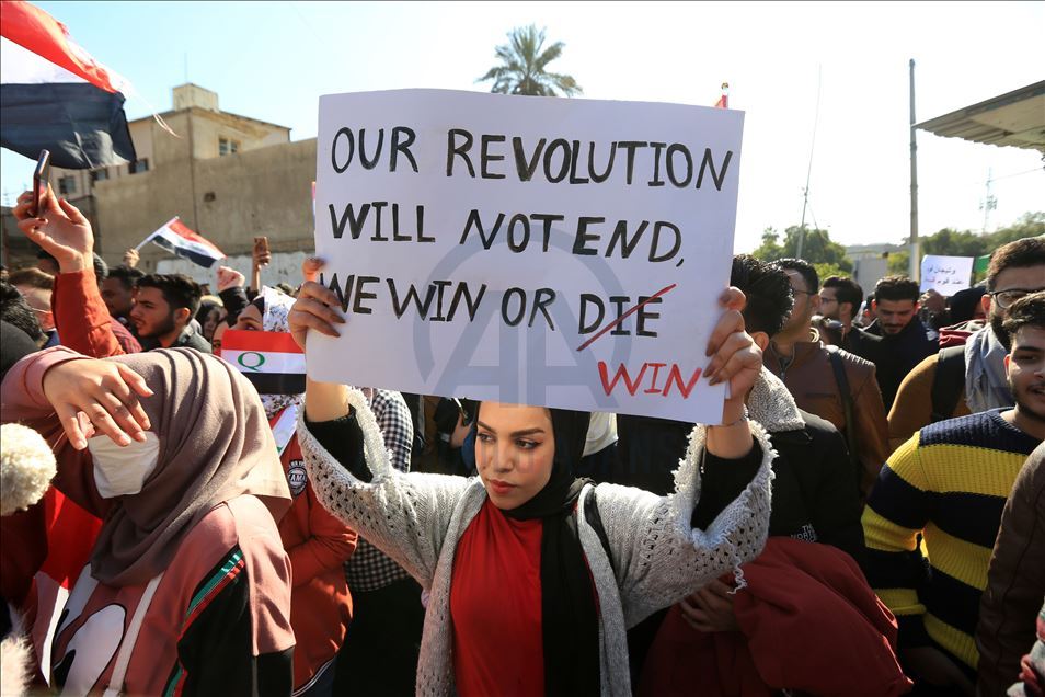 العراق.. المتظاهرون يصعّدون احتجاجاتهم ضد تكليف علاوي رئيسا للوزراء