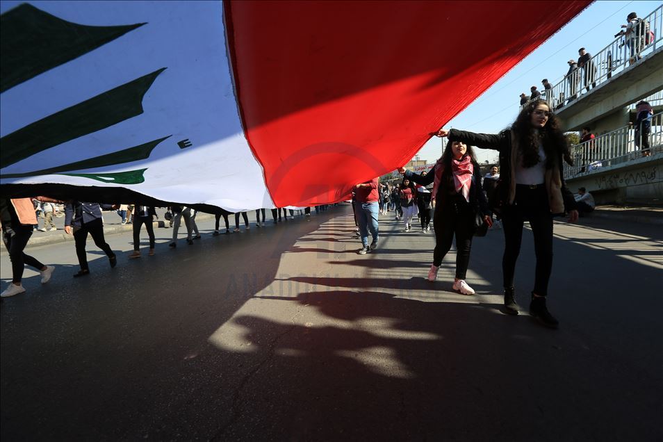العراق.. المتظاهرون يصعّدون احتجاجاتهم ضد تكليف علاوي رئيسا للوزراء