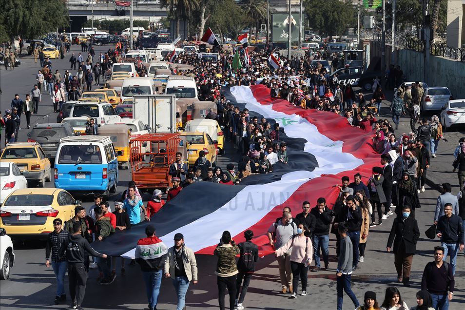 العراق.. المتظاهرون يصعّدون احتجاجاتهم ضد تكليف علاوي رئيسا للوزراء