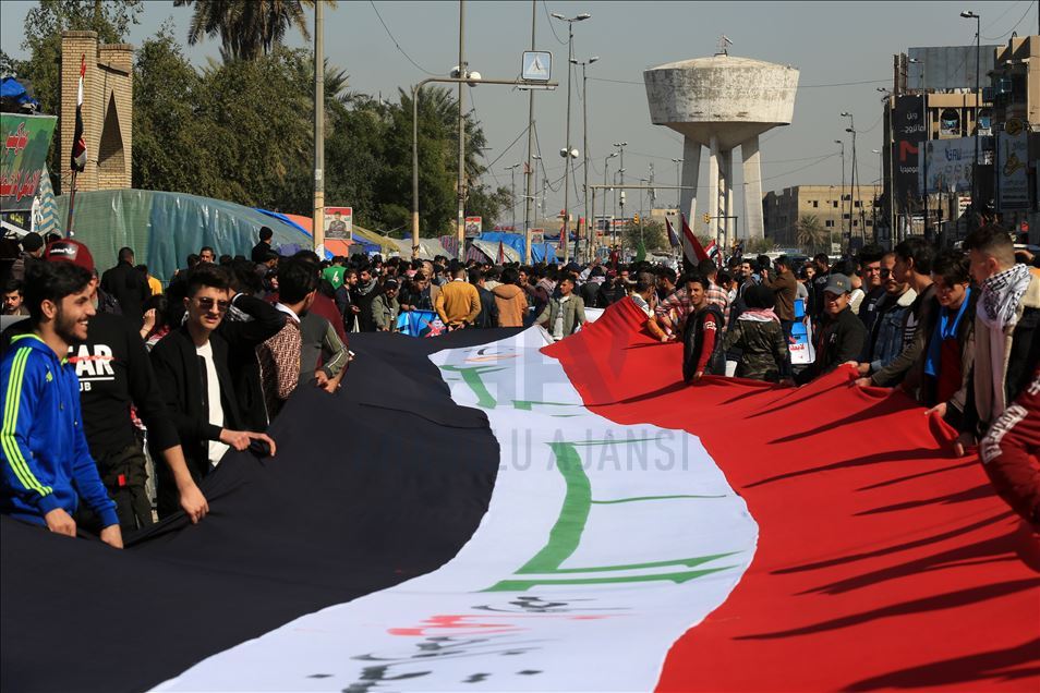 العراق.. المتظاهرون يصعّدون احتجاجاتهم ضد تكليف علاوي رئيسا للوزراء