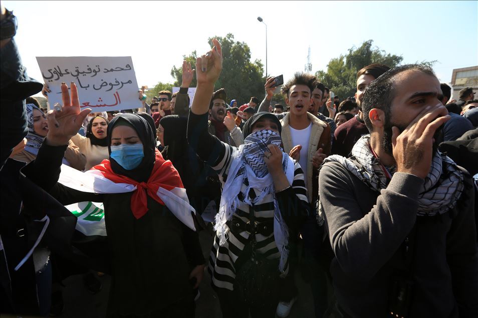 العراق.. المتظاهرون يصعّدون احتجاجاتهم ضد تكليف علاوي رئيسا للوزراء