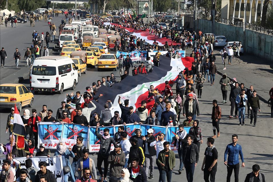 العراق.. المتظاهرون يصعّدون احتجاجاتهم ضد تكليف علاوي رئيسا للوزراء