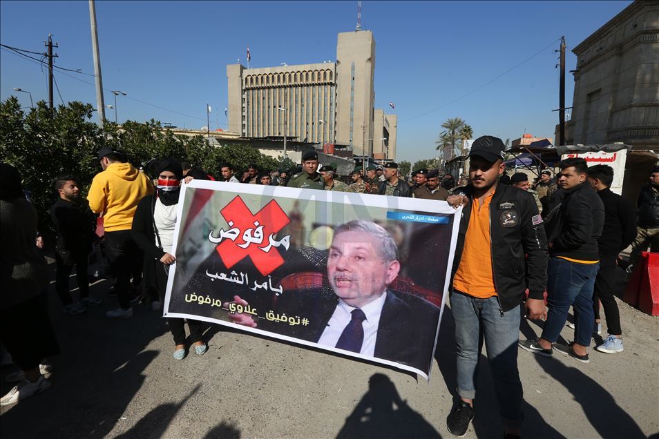 العراق.. المتظاهرون يصعّدون احتجاجاتهم ضد تكليف علاوي رئيسا للوزراء