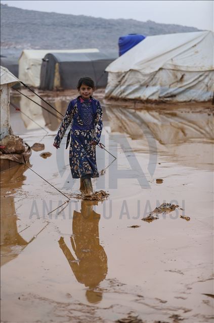 صور الأناضول تُلهم المتطوعين لإغاثة إدلب السورية