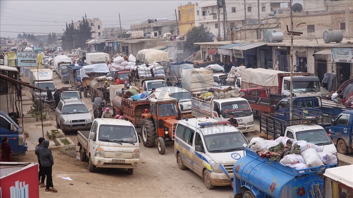 Près de 40 mille civils ont fui Idleb vers la frontière turque au cours des dernières 48 heures en raison des attaques du Régime syrien et de son allié russe