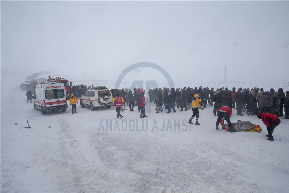 Bahçesaray'da çığın düştüğü bölgede arama çalışmaları sürüyor
