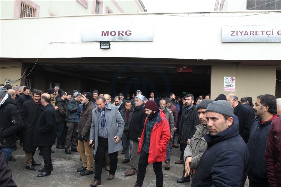 Van'ın Bahçesaray ilçesinde çığ altında kalan minibüs