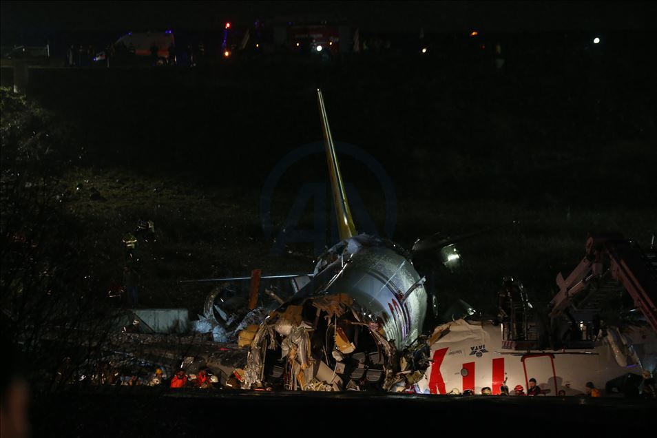 Turkey: Plane skids off runway in airport in Istanbul
