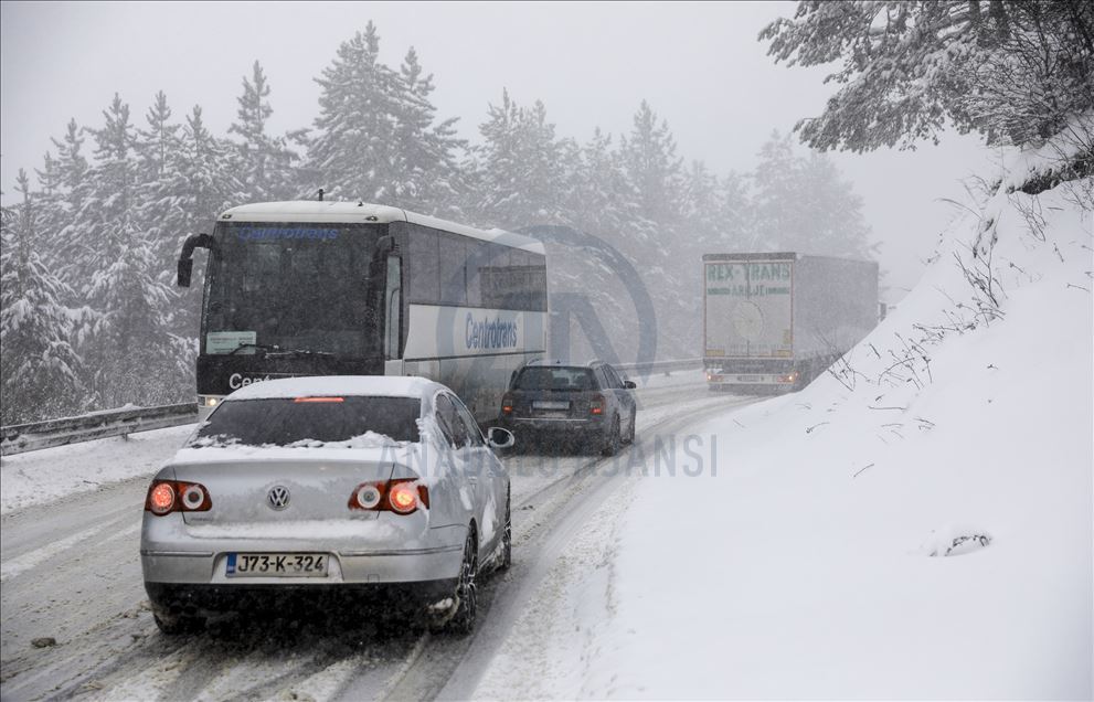 Snijeg otežava saobraćaj na Romaniji: Vozila se kreću usporeno, problem kamioni na cesti