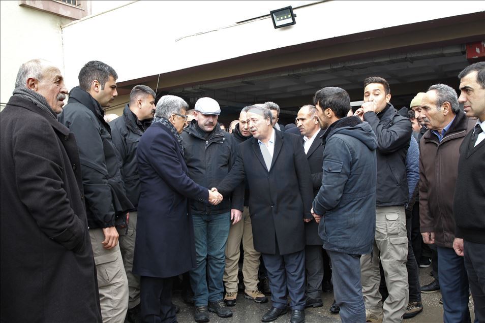Van'ın Bahçesaray ilçesinde çığ altında kalan minibüs