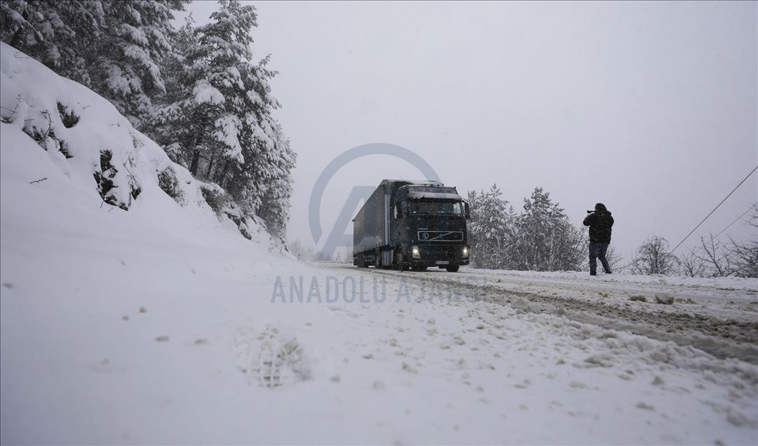 Snijeg otežava saobraćaj na Romaniji: Vozila se kreću usporeno, problem kamioni na cesti