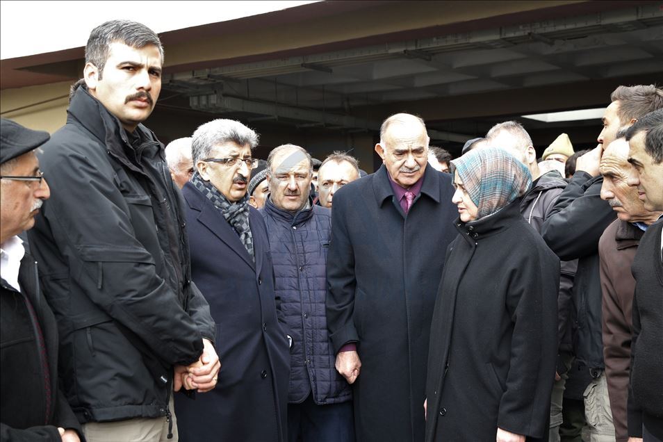 Van'ın Bahçesaray ilçesinde çığ altında kalan minibüs