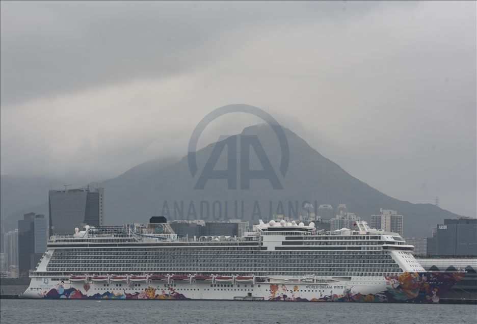 Dream World Cruise gemisi koronavirüs nedeniyle karantina altına alınarak Hong Kong'a yanaştı