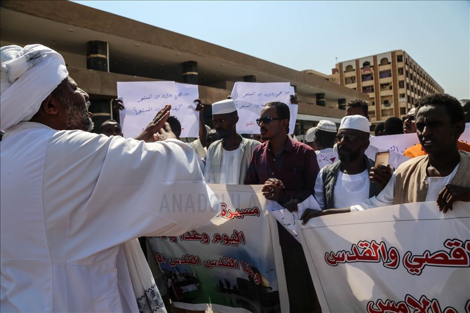 الخرطوم.. مظاهرات عقب صلاة الجمعة تنديدا بلقاء البرهان ونتنياهو