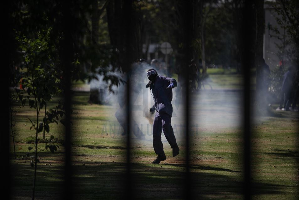 Enfrentamientos entre estudiantes y escuadrón móvil contra disturbios (ESMAD) en Bogotá