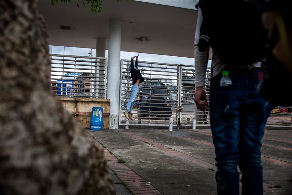 Enfrentamientos entre estudiantes y escuadrón móvil contra disturbios (ESMAD) en Bogotá