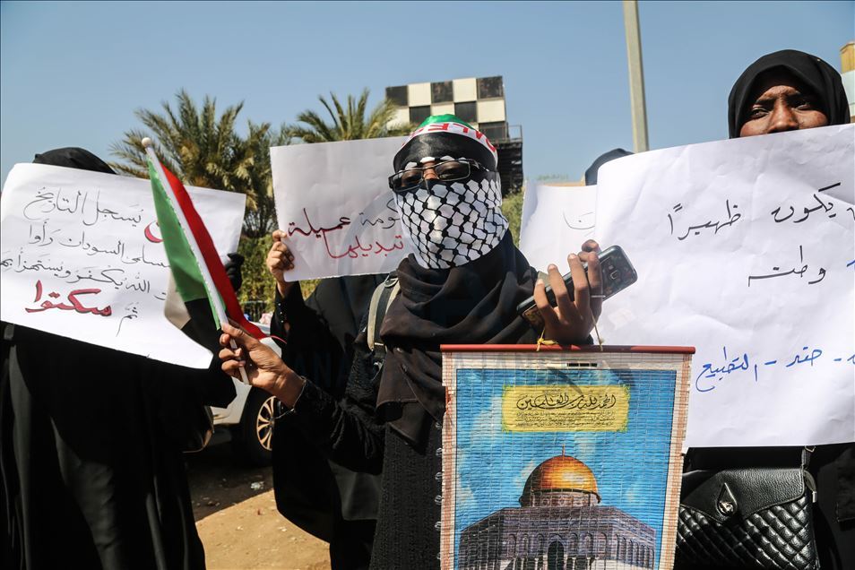 الخرطوم.. مظاهرات عقب صلاة الجمعة تنديدا بلقاء البرهان ونتنياهو