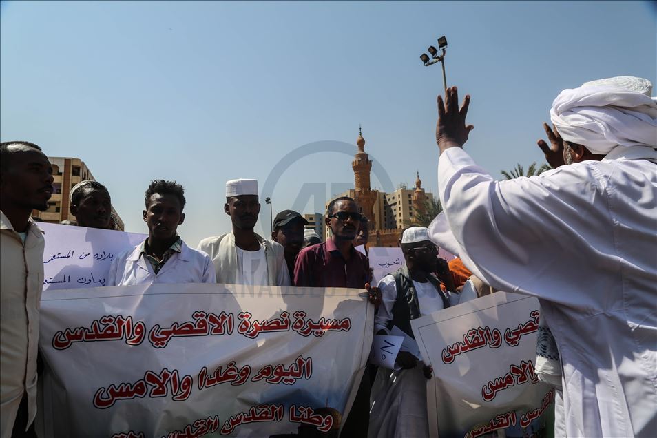 الخرطوم.. مظاهرات عقب صلاة الجمعة تنديدا بلقاء البرهان ونتنياهو