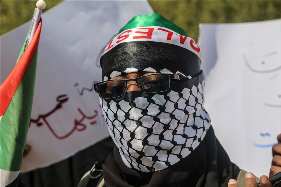 الخرطوم.. مظاهرات عقب صلاة الجمعة تنديدا بلقاء البرهان ونتنياهو