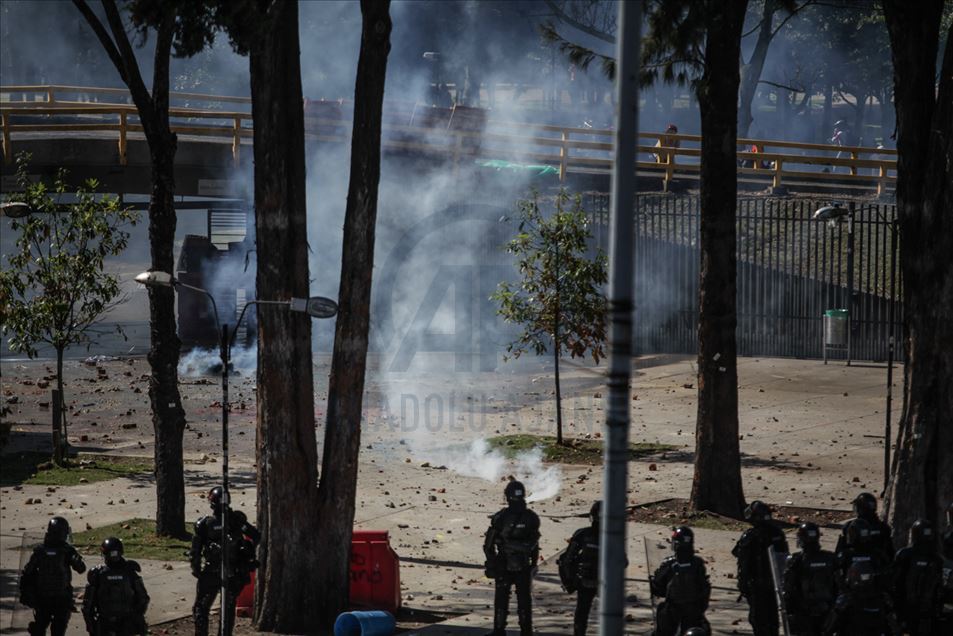 Enfrentamientos entre estudiantes y escuadrón móvil contra disturbios (ESMAD) en Bogotá