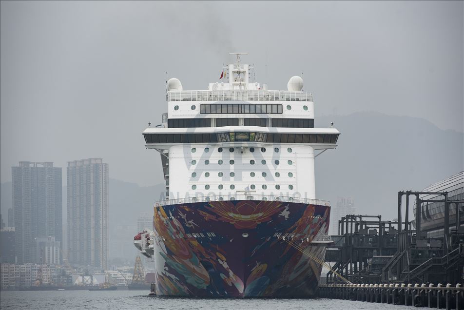 Dream World Cruise gemisi koronavirüs nedeniyle karantina altına alınarak Hong Kong'a yanaştı