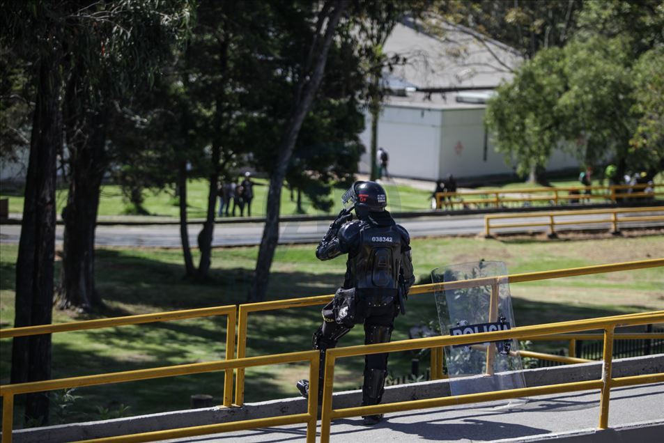 Enfrentamientos entre estudiantes y escuadrón móvil contra disturbios (ESMAD) en Bogotá