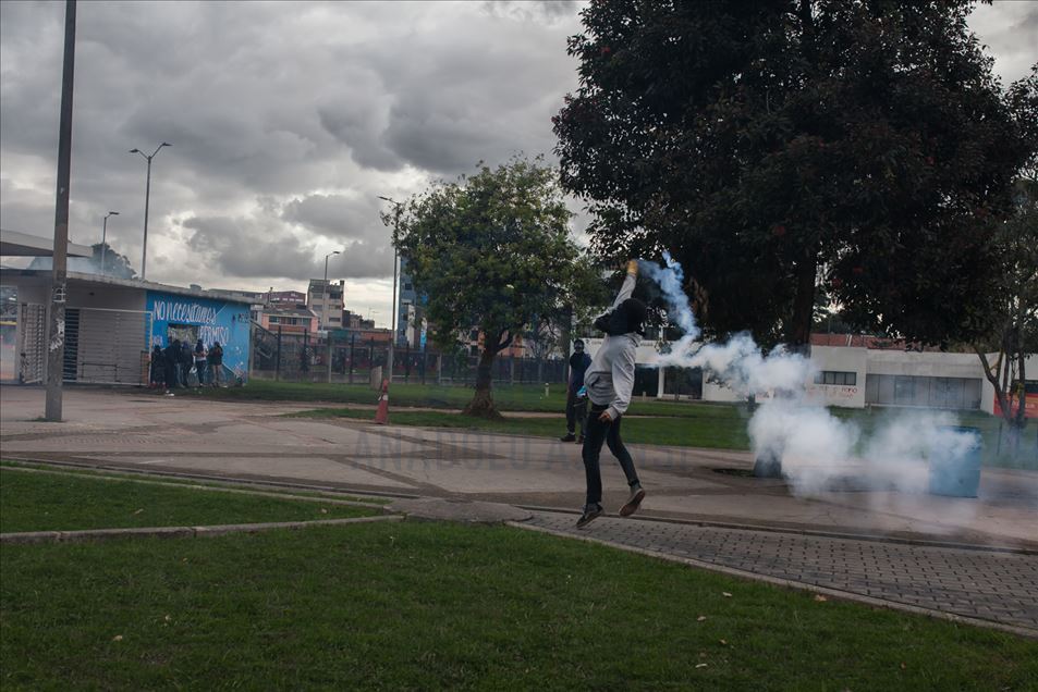 Enfrentamientos entre estudiantes y escuadrón móvil contra disturbios (ESMAD) en Bogotá
