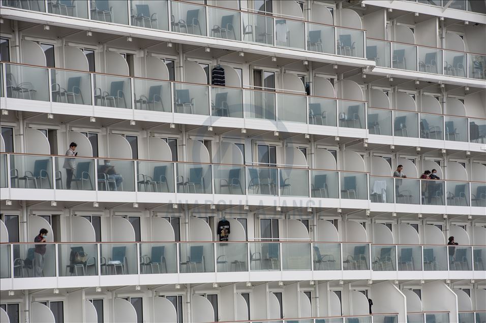 Dream World Cruise gemisi koronavirüs nedeniyle karantina altına alınarak Hong Kong'a yanaştı