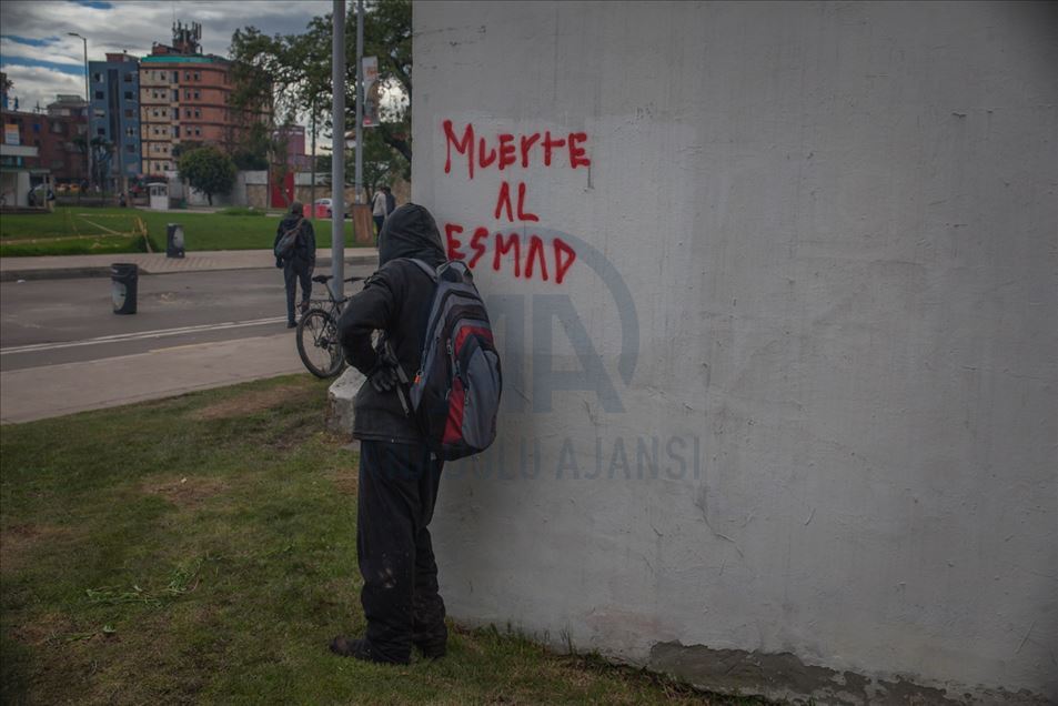 Enfrentamientos entre estudiantes y escuadrón móvil contra disturbios (ESMAD) en Bogotá