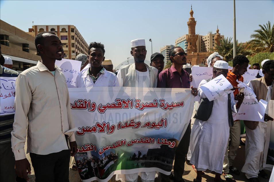 الخرطوم.. مظاهرات عقب صلاة الجمعة تنديدا بلقاء البرهان ونتنياهو