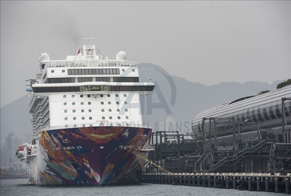 Dream World Cruise gemisi koronavirüs nedeniyle karantina altına alınarak Hong Kong'a yanaştı
