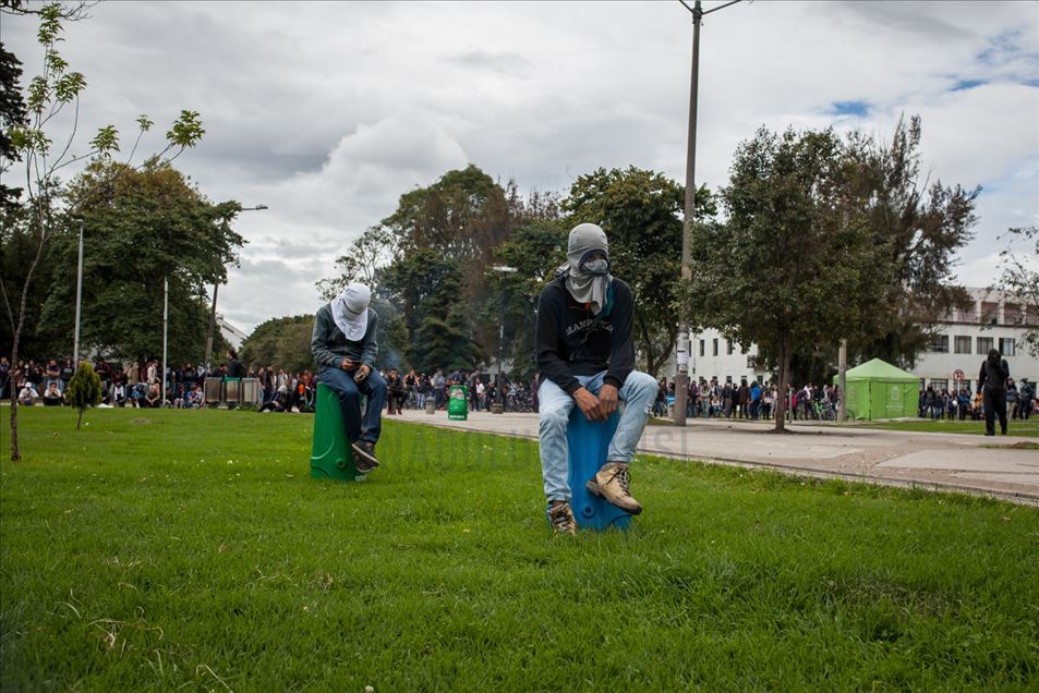 Enfrentamientos entre estudiantes y escuadrón móvil contra disturbios (ESMAD) en Bogotá