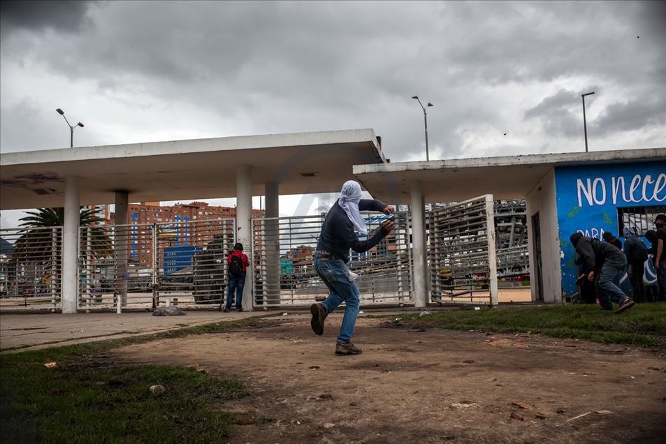 Enfrentamientos entre estudiantes y escuadrón móvil contra disturbios (ESMAD) en Bogotá