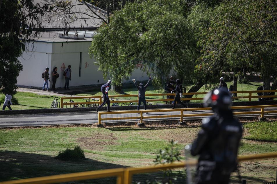 Enfrentamientos entre estudiantes y escuadrón móvil contra disturbios (ESMAD) en Bogotá