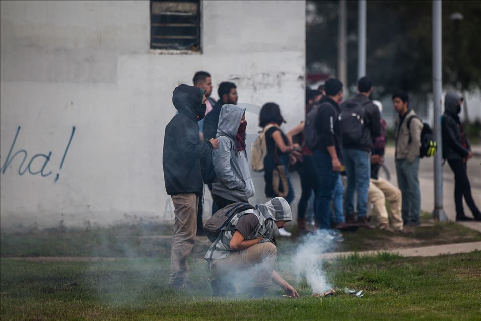 Enfrentamientos entre estudiantes y escuadrón móvil contra disturbios (ESMAD) en Bogotá