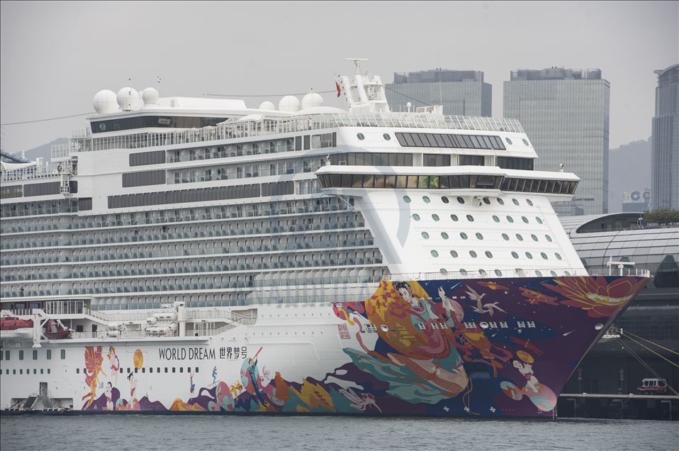Dream World Cruise gemisi koronavirüs nedeniyle karantina altına alınarak Hong Kong'a yanaştı