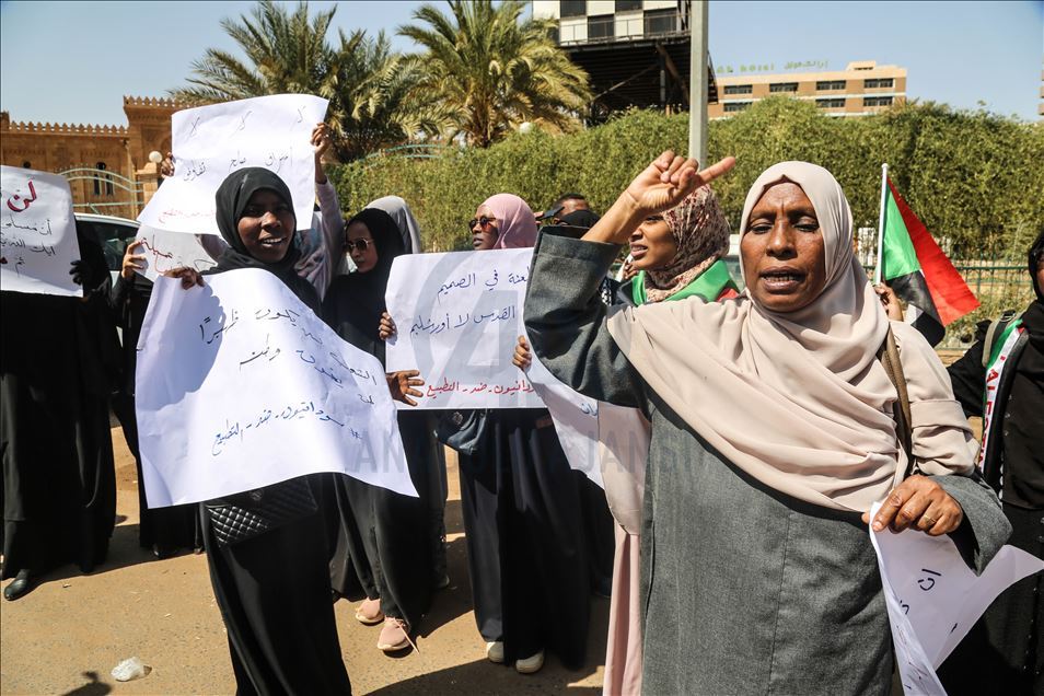 الخرطوم.. مظاهرات عقب صلاة الجمعة تنديدا بلقاء البرهان ونتنياهو