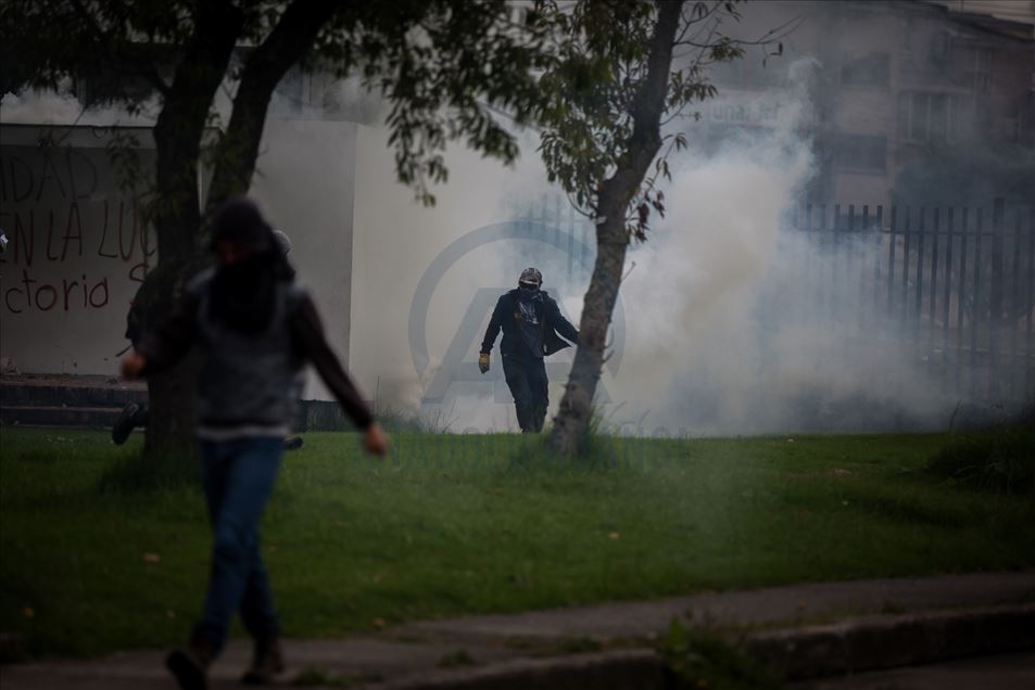 Enfrentamientos entre estudiantes y escuadrón móvil contra disturbios (ESMAD) en Bogotá