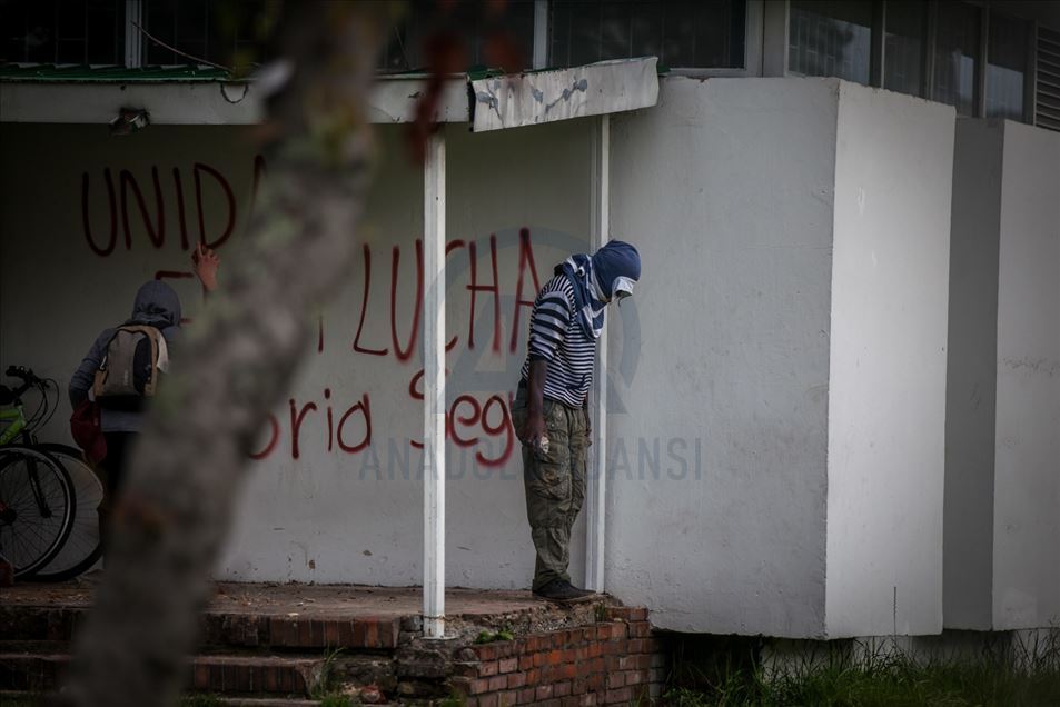 Enfrentamientos entre estudiantes y escuadrón móvil contra disturbios (ESMAD) en Bogotá